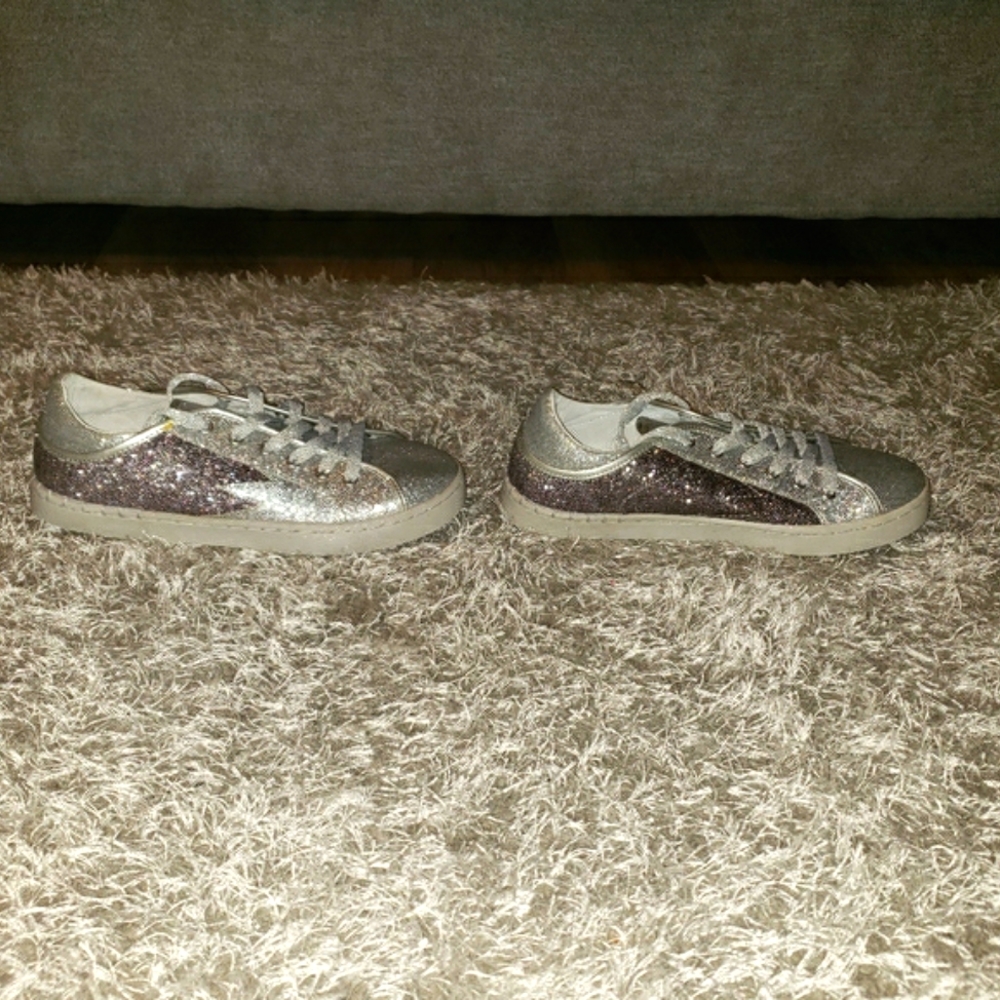 Gianni Bini Sparkle Silver Sneaker In Size 8